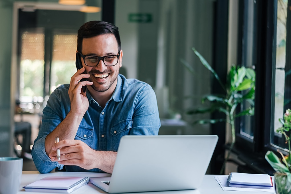 portrait,of,young,smiling,cheerful,entrepreneur,in,casual,office,making