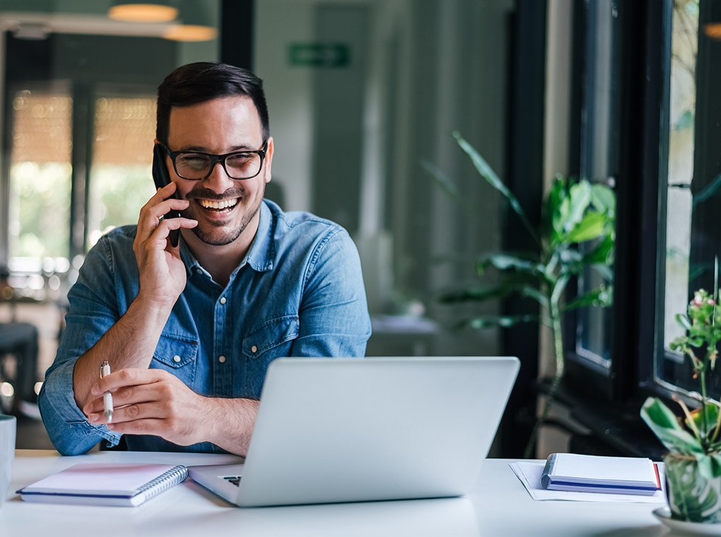 portrait,of,young,smiling,cheerful,entrepreneur,in,casual,office,making