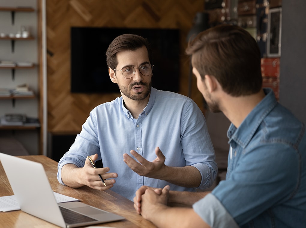 concentrated,young,businessmen,sit,gather,at,meeting,in,office,brainstorm